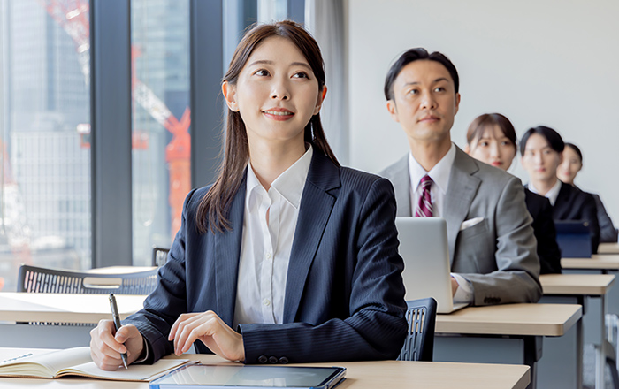 授業を受ける社員